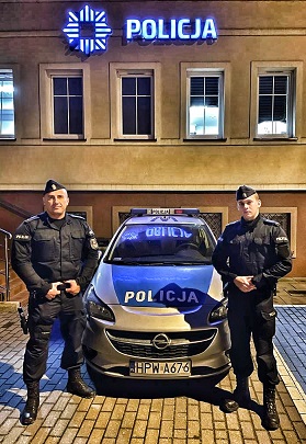 budynek komisariatu w Darłowie z widocznym logo &quot;Policja&quot; oraz policjanci,  który ratowali kobietę