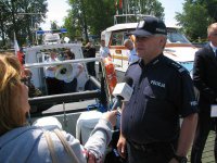 Komendant Wojewódzki Policji w Szczecinie podczas przekazania w Kołobrzegu samochodu i łodzi zakupionych ze środków unijnych