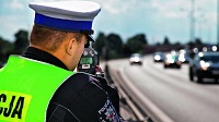 policjant mierzący prędkość jadących pojazdów