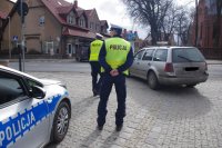 policjanci  z Wałcza dbają o bezpieczeństwo na drodze