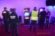 policjanci zabezpieczają nielegalne automaty