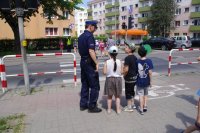 policjanci z dzieci przy przejściu dla pieszych