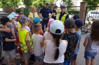 policjanci rozmawiaja z dzieci o bezpieczeństwie