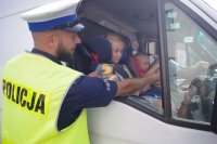 policjant rozdaje dzieciom pancerniki