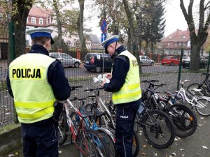 policjanci sprawdzają stan techniczny rowerów