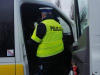 Policjanci sprawdzają przestrzeganie nowych zaostrzonych zasad bezpieczeństwa
