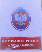 tablica z napisem Komenda Powiatowa Policji w Nowogardzie