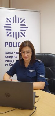 policjantka prowadzi zajęcia