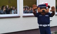 policyjna maskotka z odwiedzinami u przedszkolaków