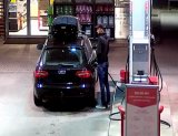 poszukiwany przez policję mężczyzna tankuje samochód na stacji paliw